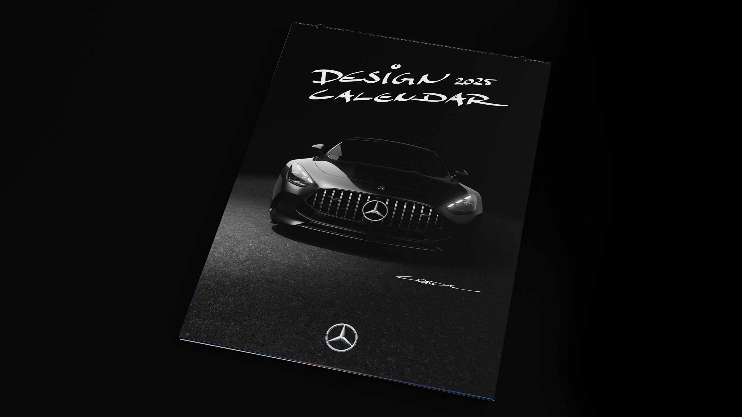 Entdecken Sie den Mercedes-Benz Wandkalender 2025 in der exklusiven Design Edition. Dieses Bild zeigt einen eleganten Mercedes-Benz in Schwarz-Weiß, ideal für Liebhaber von stilvollem Autodesign.